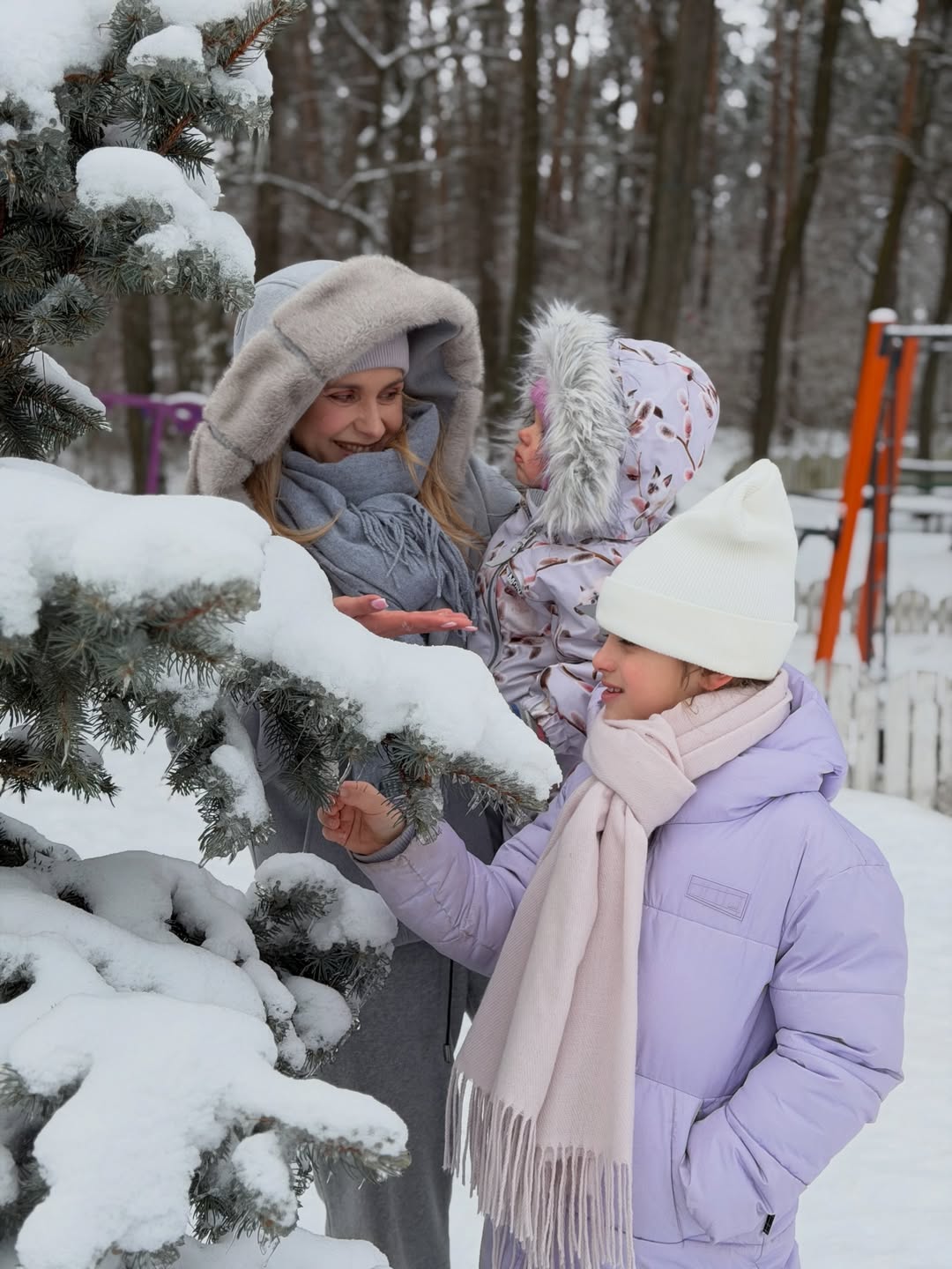 Лилия Ребрик показала идеальный зимний образ для прогулок с детьми