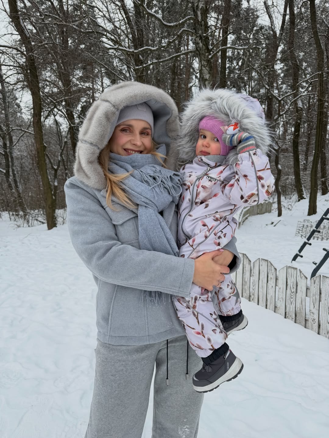 Лилия Ребрик показала идеальный зимний образ для прогулок с детьми