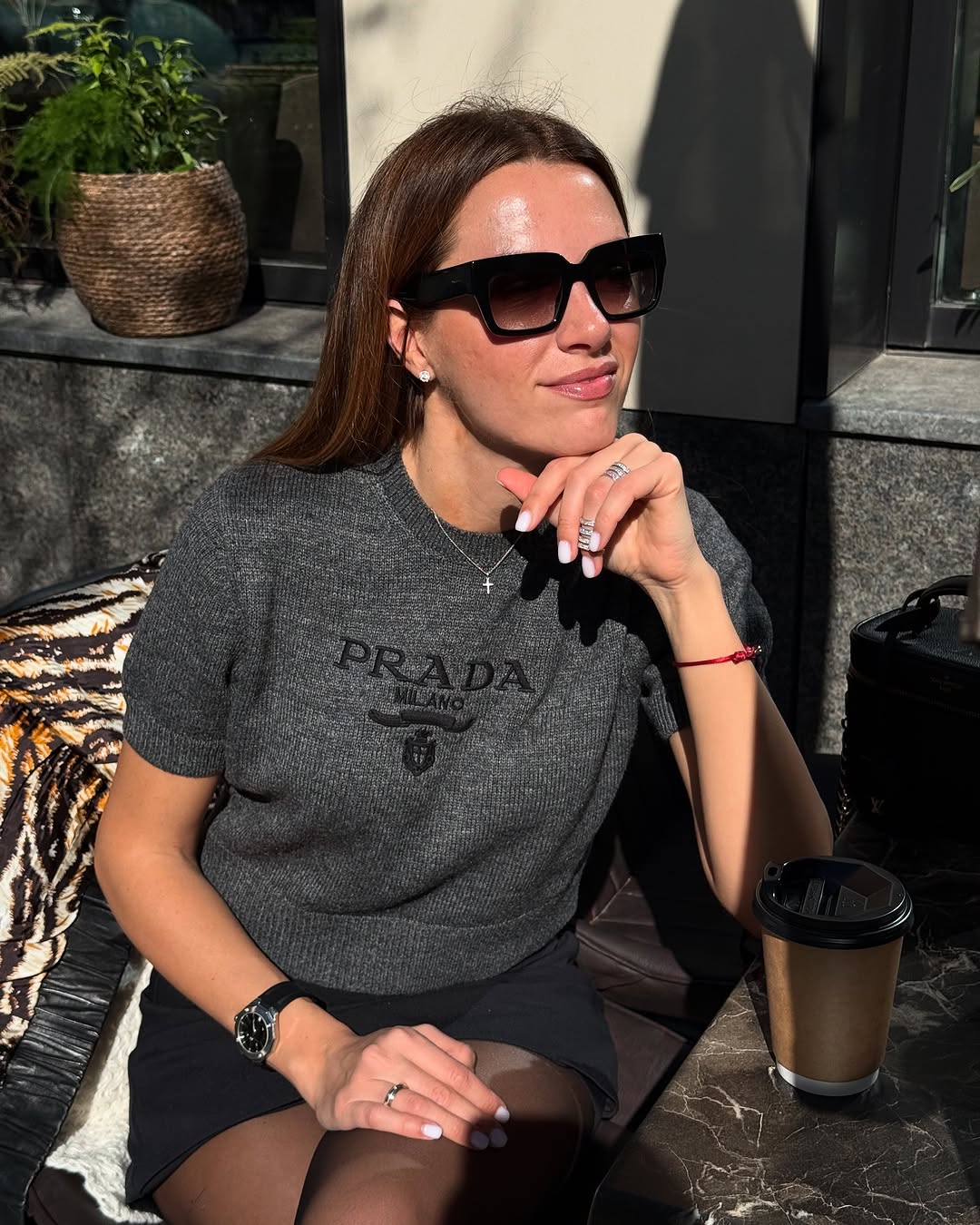 Юбка мини и высокие сапоги: жена Решетника показала стильный "лук" на весну