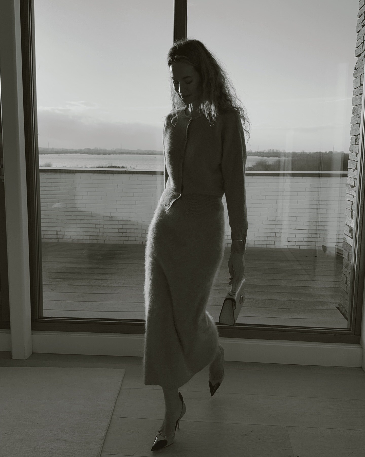 У театр, на вечірку чи в офіс: фешн-блогерка показала стильний образ із кардиганом та спідницею міді