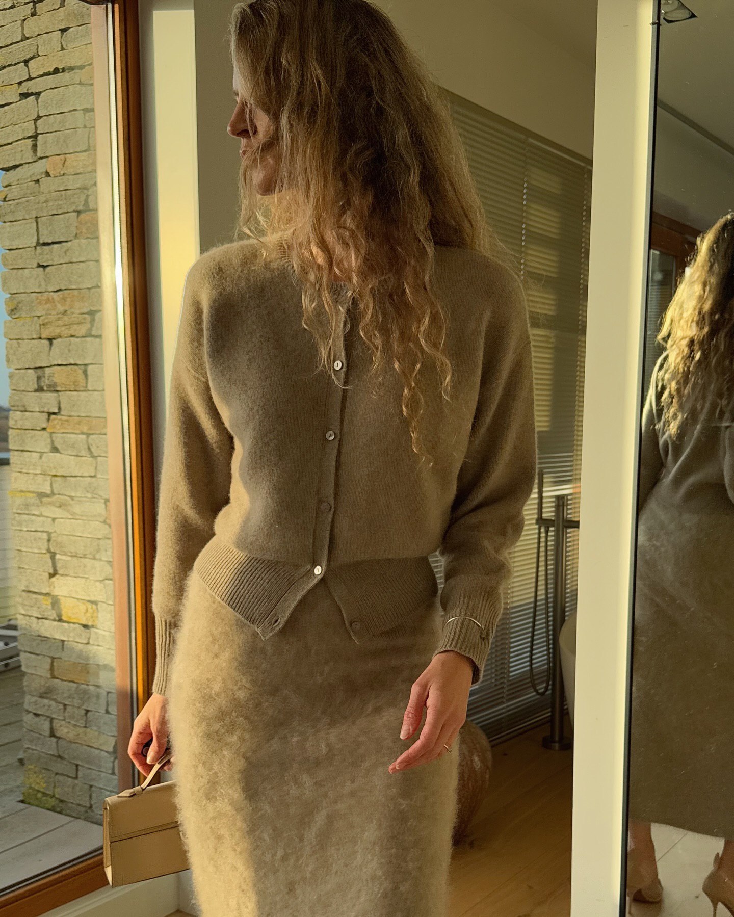 У театр, на вечірку чи в офіс: фешн-блогерка показала стильний образ із кардиганом та спідницею міді