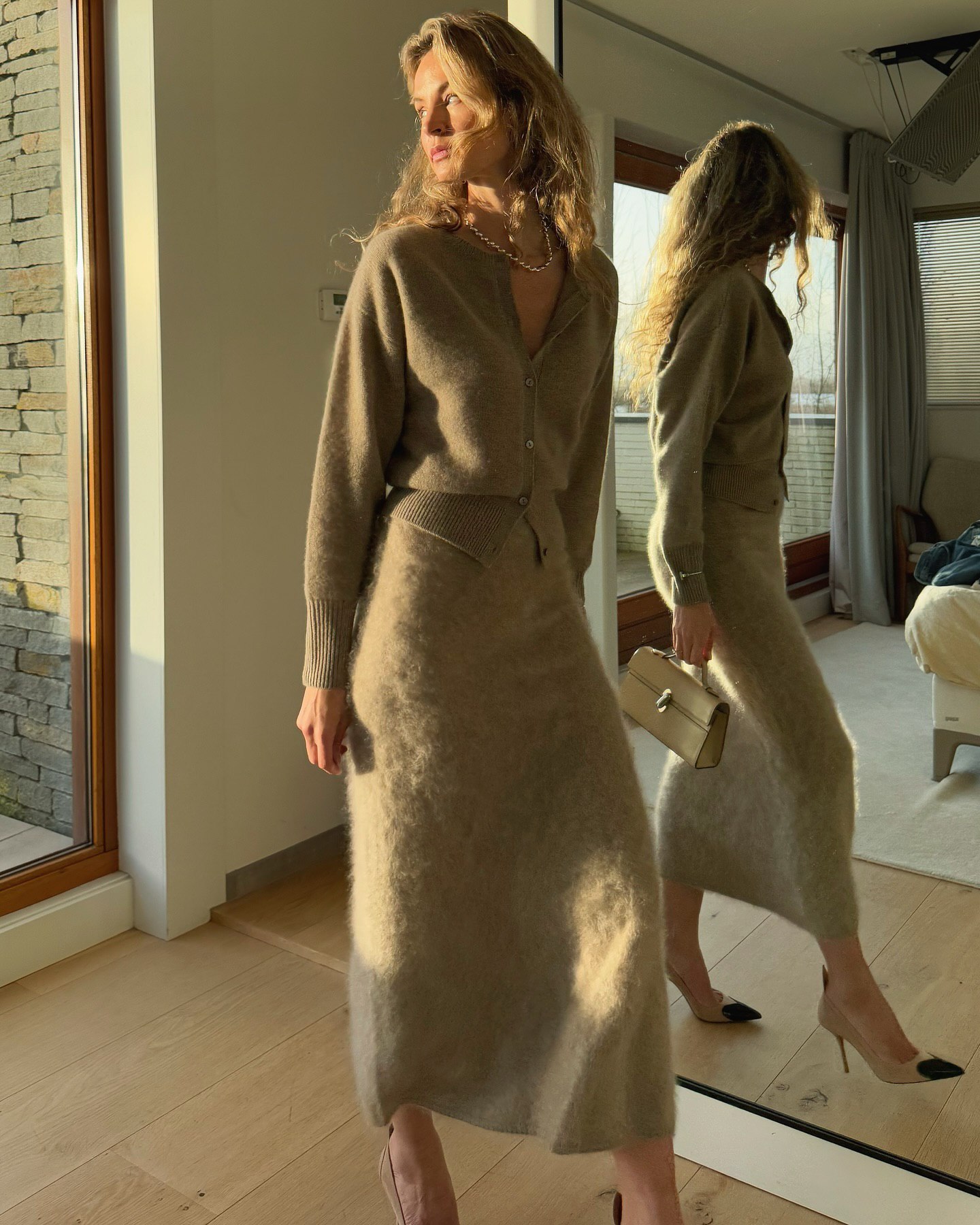 У театр, на вечірку чи в офіс: фешн-блогерка показала стильний образ із кардиганом та спідницею міді