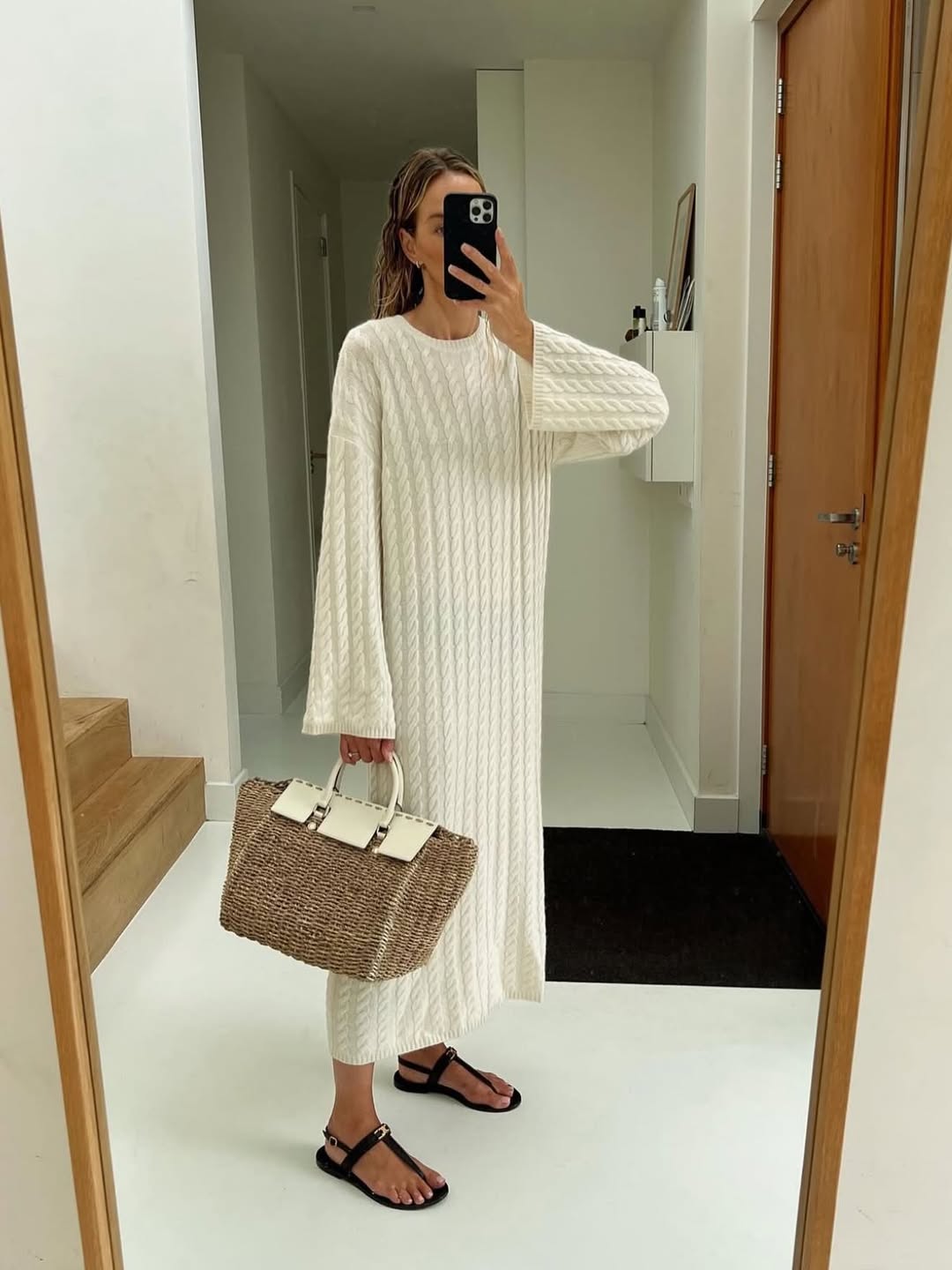 Наймодніше взуття літа 2025 - в'єтнамки: фешн-блогерка показала, з чим їх носити