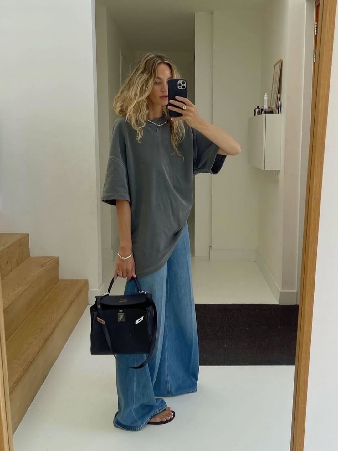 Наймодніше взуття літа 2025 - в'єтнамки: фешн-блогерка показала, з чим їх носити