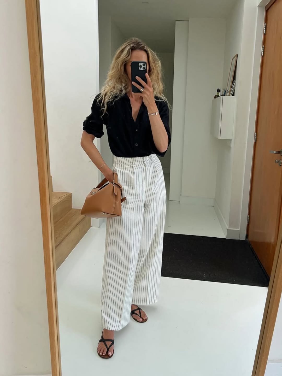 Наймодніше взуття літа 2025 - в'єтнамки: фешн-блогерка показала, з чим їх носити