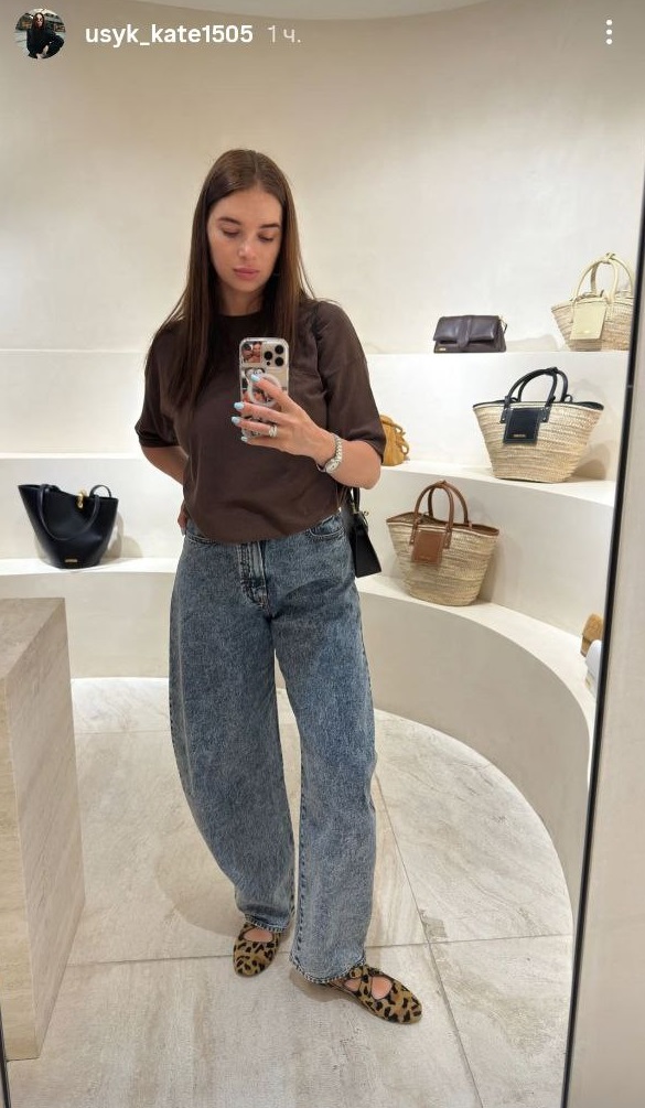 З чим носити джинси-підкови: трендовий образ від дружини Усика на кожен день