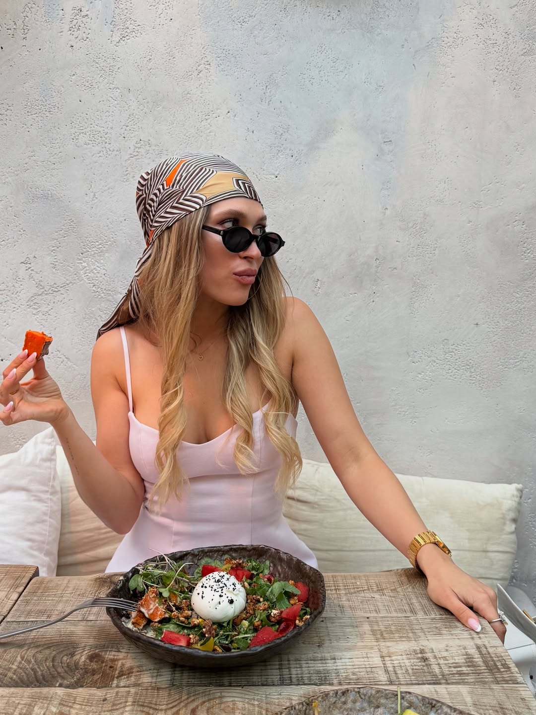 Як стильно носити сукні влітку 2025: ідеї образів від акторки Світлицької