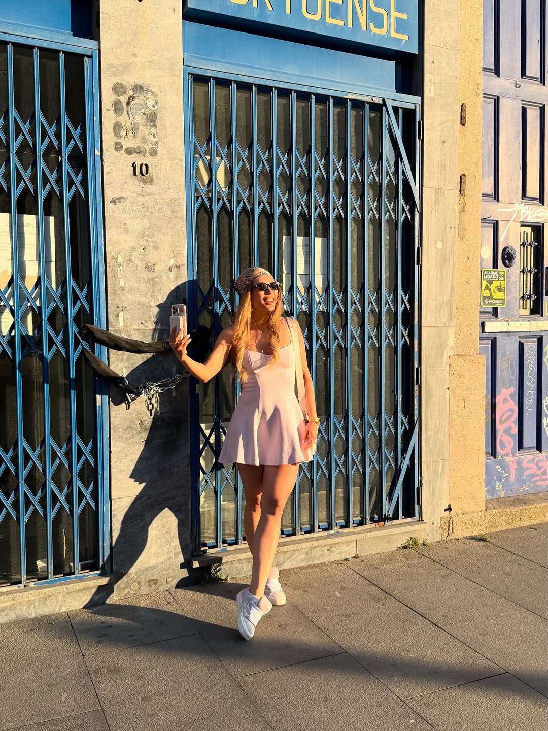 Як стильно носити сукні влітку 2025: ідеї образів від акторки Світлицької