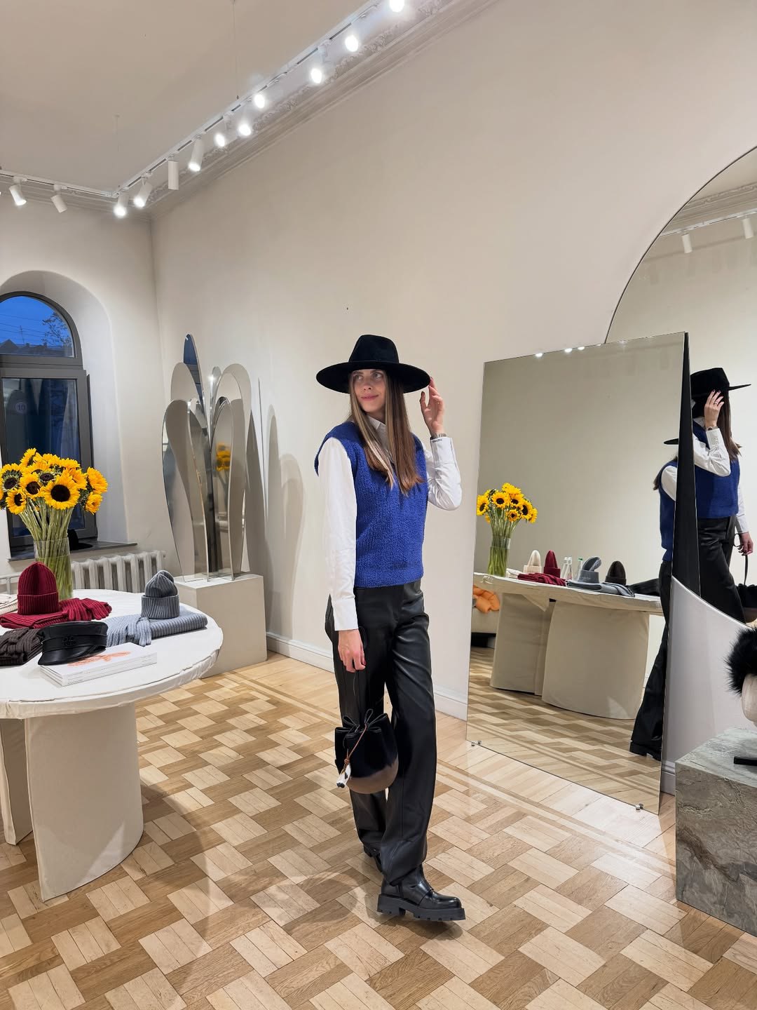 Як носити шкіряні штани цього сезону: стильні "луки" від Ярослави Магучіх