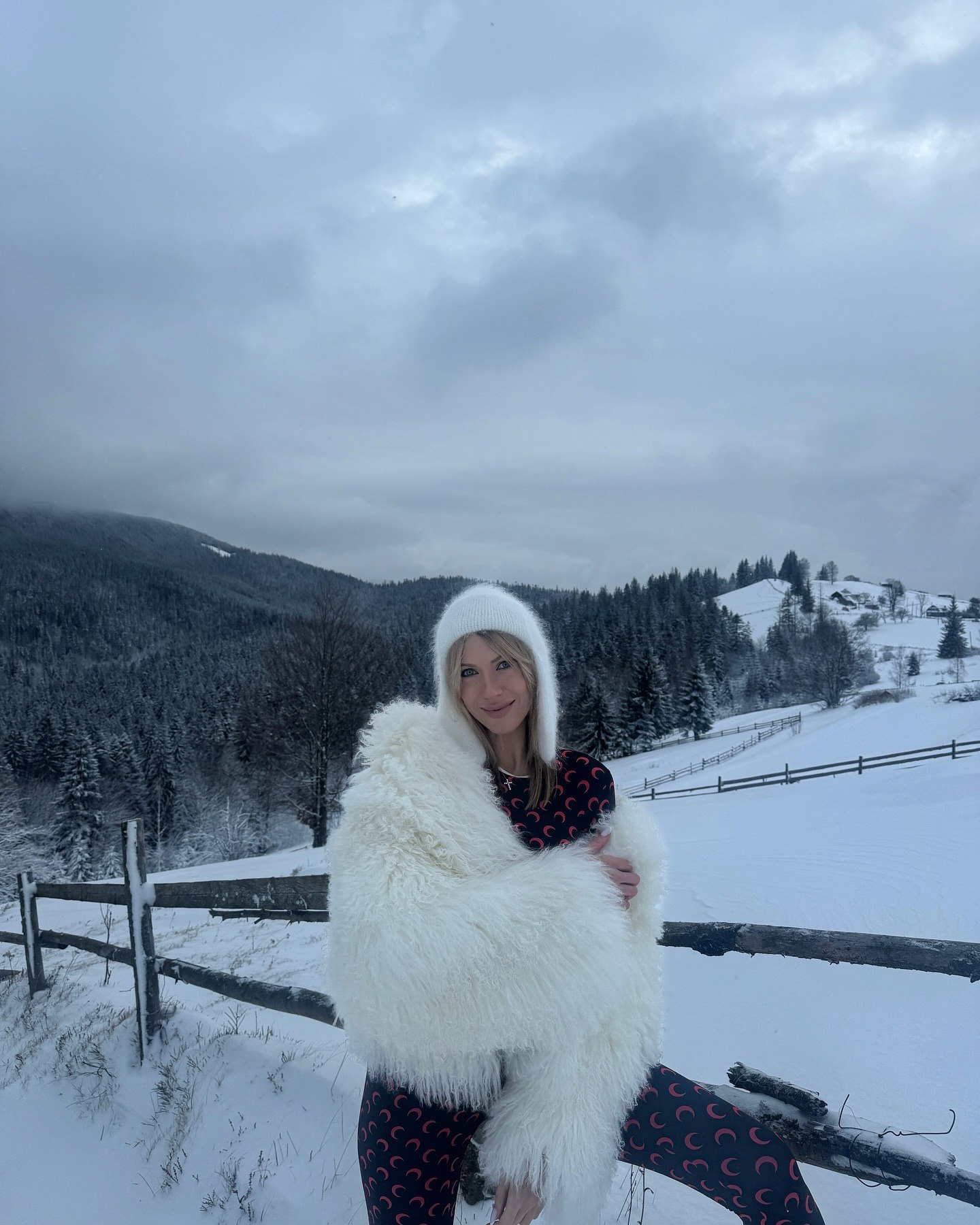 Коротка шуба з еко-хутра - тренд сезону: як такий верхній одяг носять Леся Нікітюк і Наталка Денисенко