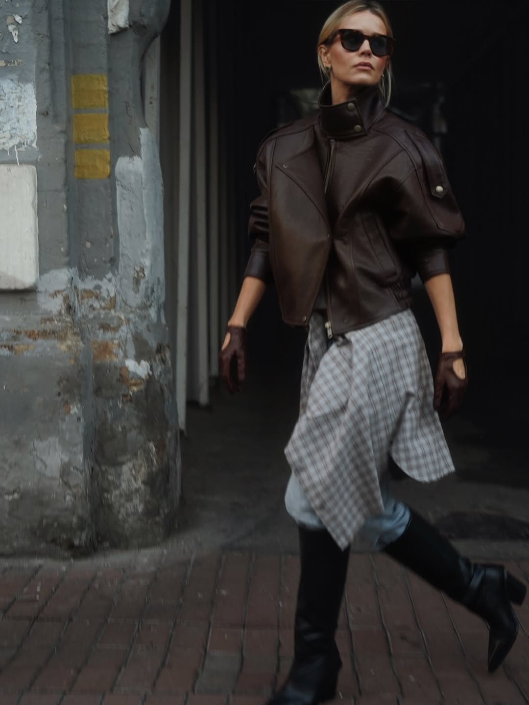 Модний образ Катерини Кузнєцової на осінь 2025: бордова "шкірянка" і чоботи-"козаки"