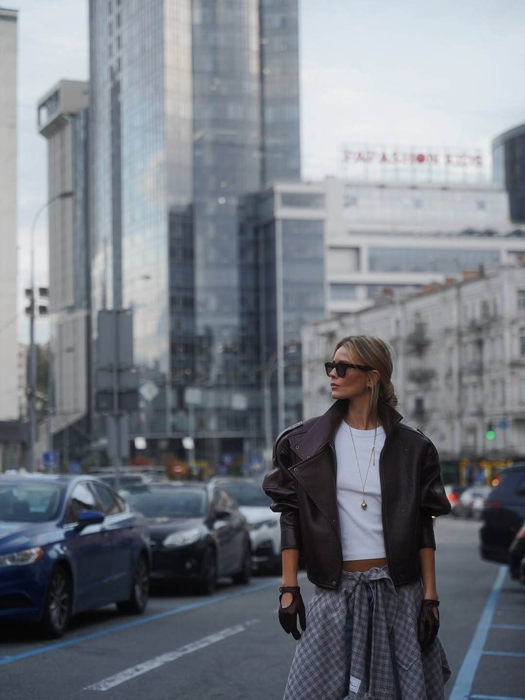 Модний образ Катерини Кузнєцової на осінь 2025: бордова "шкірянка" і чоботи-"козаки"