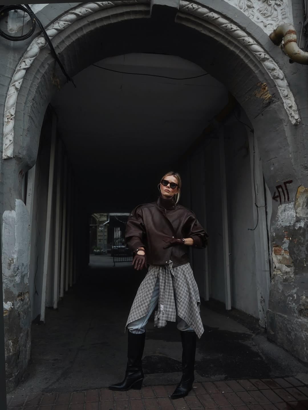 Модний образ Катерини Кузнєцової на осінь 2025: бордова "шкірянка" і чоботи-"козаки"