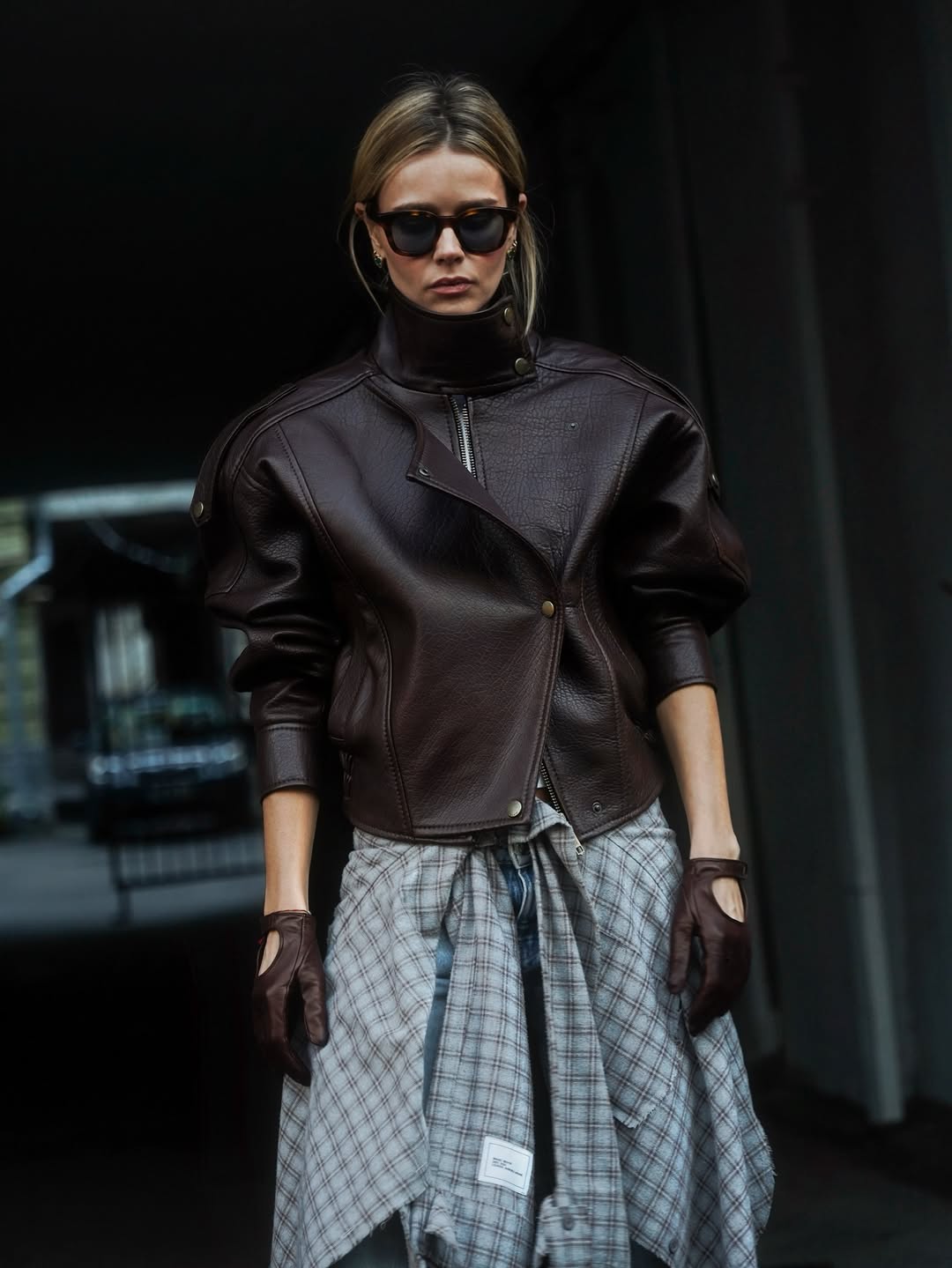 Модний образ Катерини Кузнєцової на осінь 2025: бордова "шкірянка" і чоботи-"козаки"