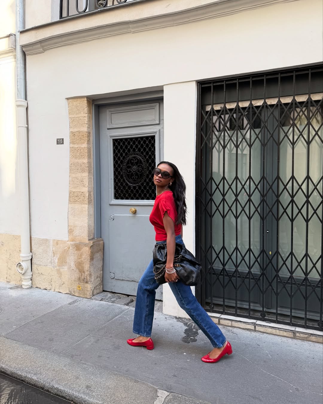 Трендові джинси літа 2025: які фасони зараз носять усі модниці