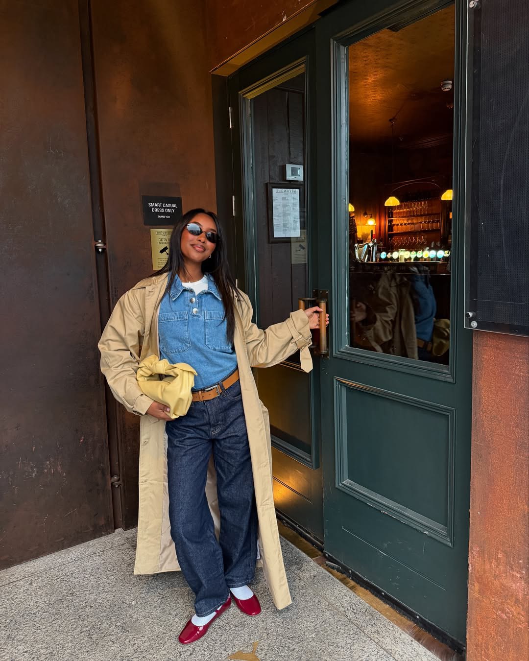 Трендові джинси літа 2025: які фасони зараз носять усі модниці