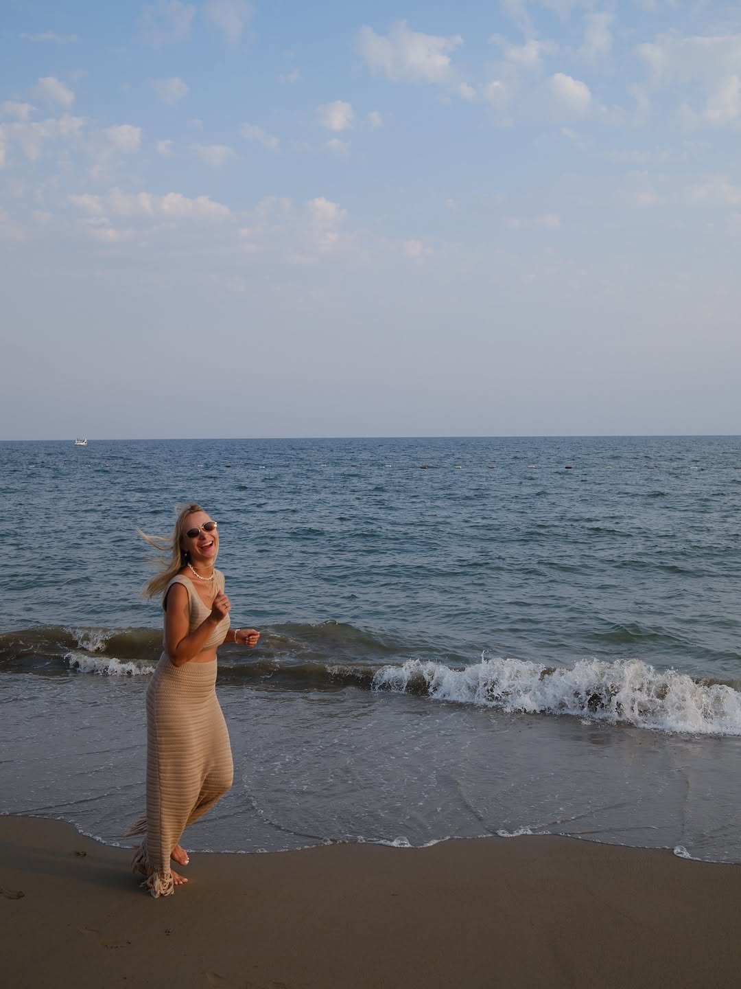 Як стильно одягатися у відпустці: дружини Решетніка і Павліка показали літні тренди