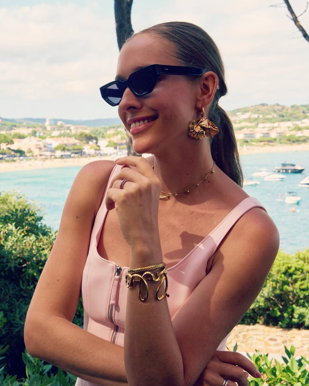 Топ, широкі штани та золоті акценти: Катя Осадча підкорила елегантним "луком"