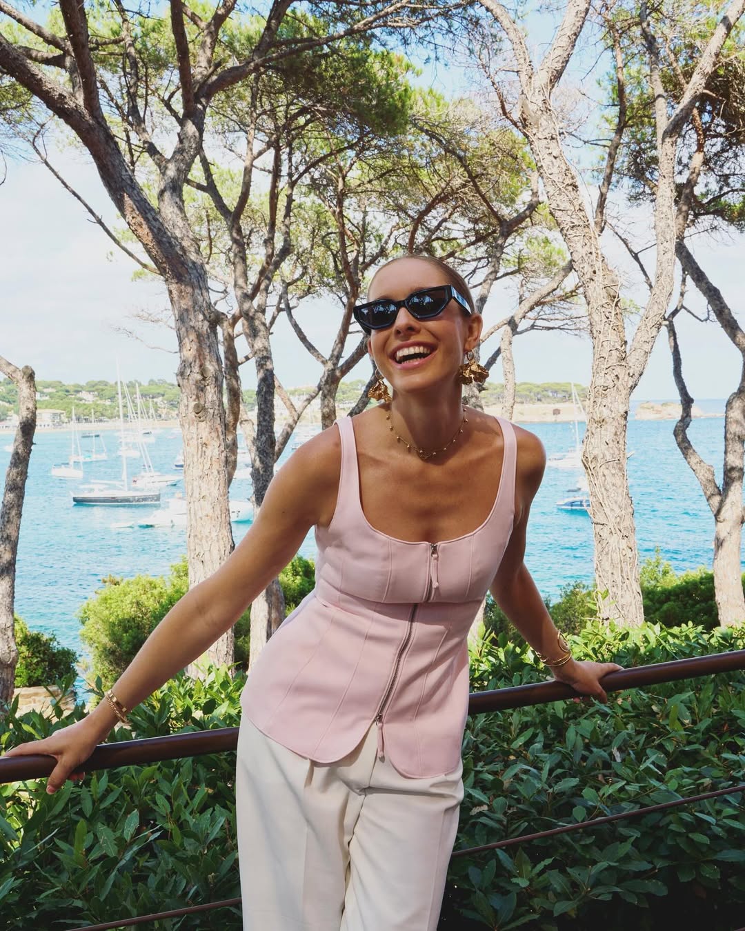 Топ, широкі штани та золоті акценти: Катя Осадча підкорила елегантним "луком"