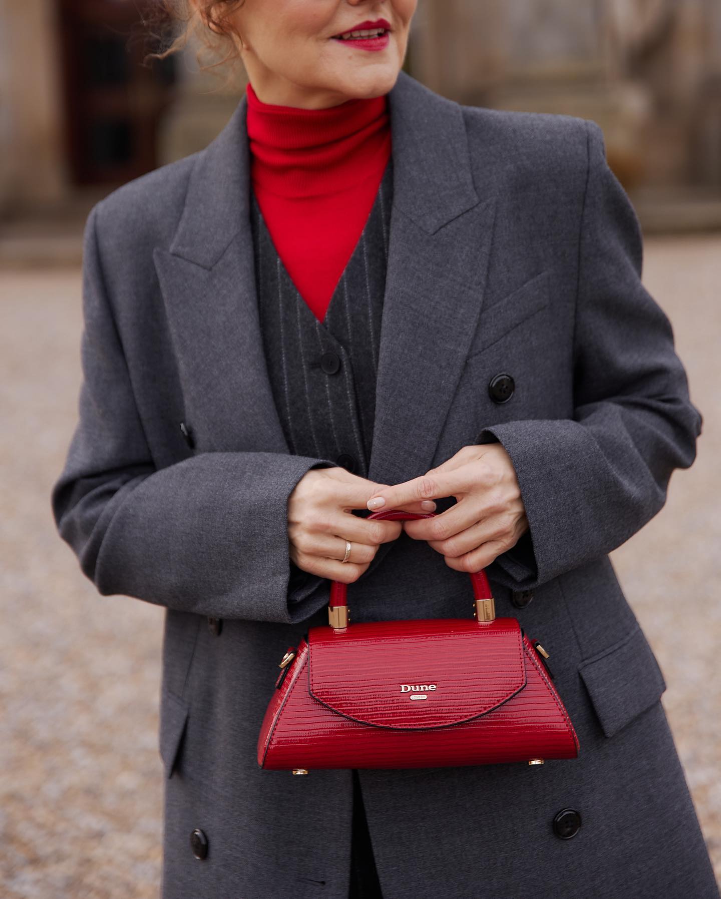 У чому зігрітися у жовтні: модні образи з теплими светрами та гольфами-водолазками