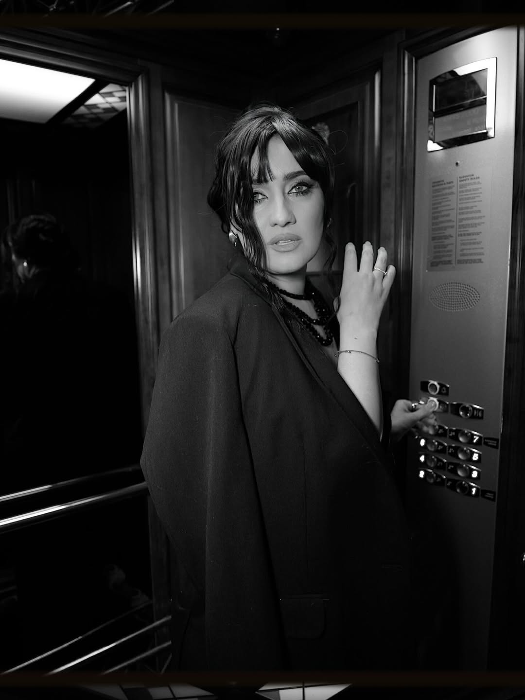 Соломія Вітвіцька вразила ефектним вечірнім образом і новою зачіскою