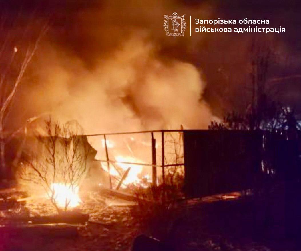 РФ атакує Україну дронами: у Хмельницькій області пролунали вибухи, у Вільнянську пожежі