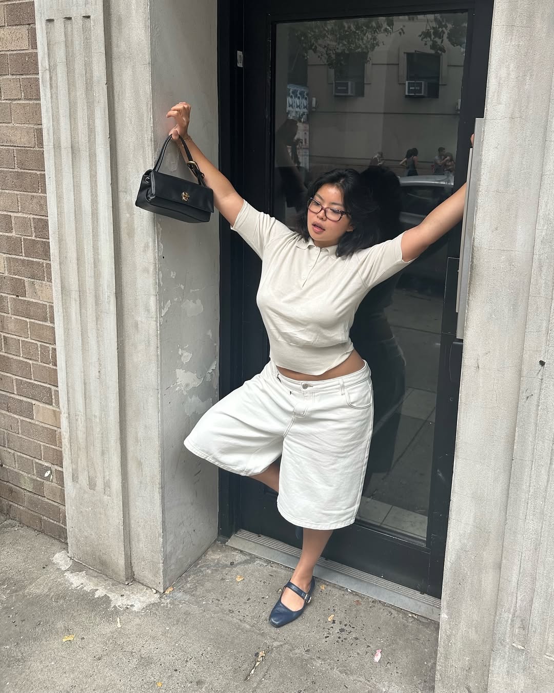 Трендові джинси літа 2025: які фасони зараз носять усі модниці