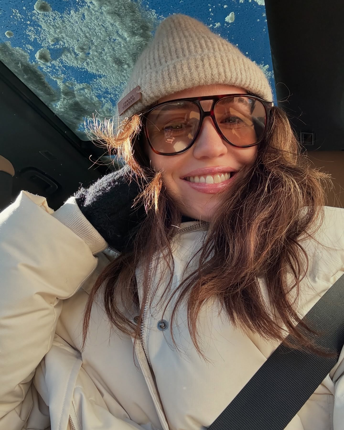 Штани карго, коротка дублянка та пуховик: які тренди обирають Надя Дорофєєва та колишня Остапчука