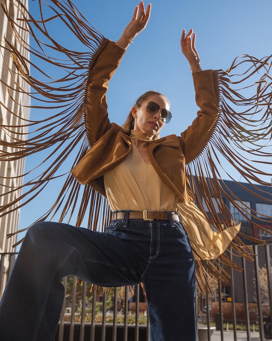 Бахрома, замша і чоботи-"козаки": Катя Осадча показала ідеальний весняний образ у стилі бохо