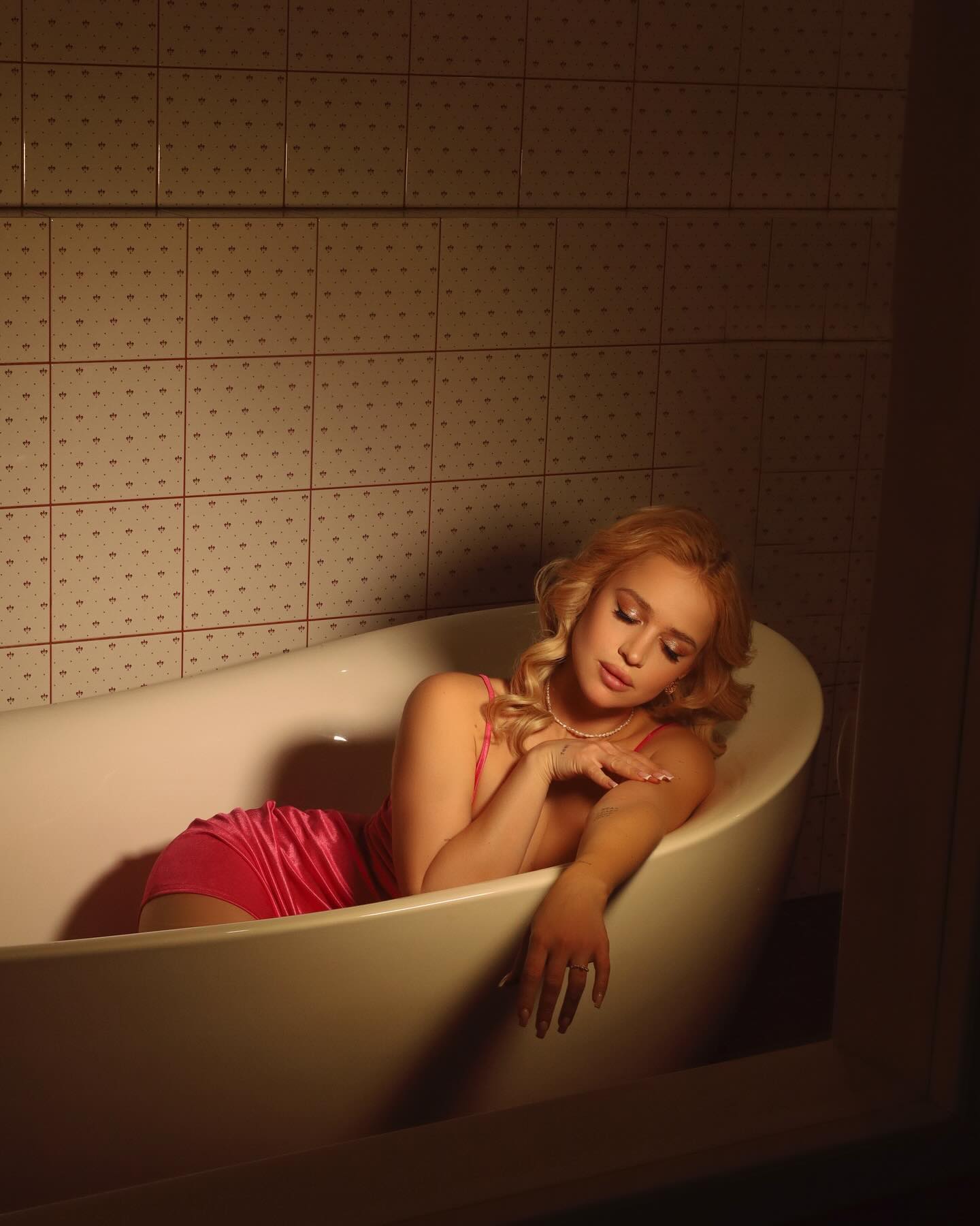 Переможниця "Холостяка" зачарувала гарячими фото в стилі Барбі