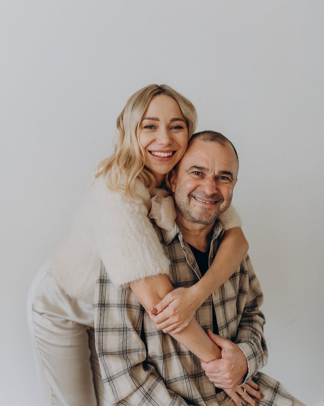 "Подарую дерев'яні квіти": Віктор Павлік висловився про річницю весілля з молодою дружиною