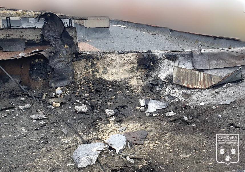 Россияне ударили дроном по многоэтажке в Сумах, есть пострадавшая (фото, видео)