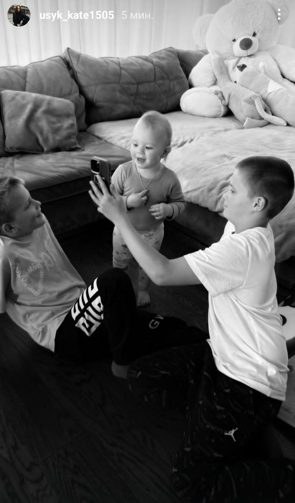 Сыновья Усика впервые за долгое время приехали в Украину: трогательный момент встречи с маленькой сестрой