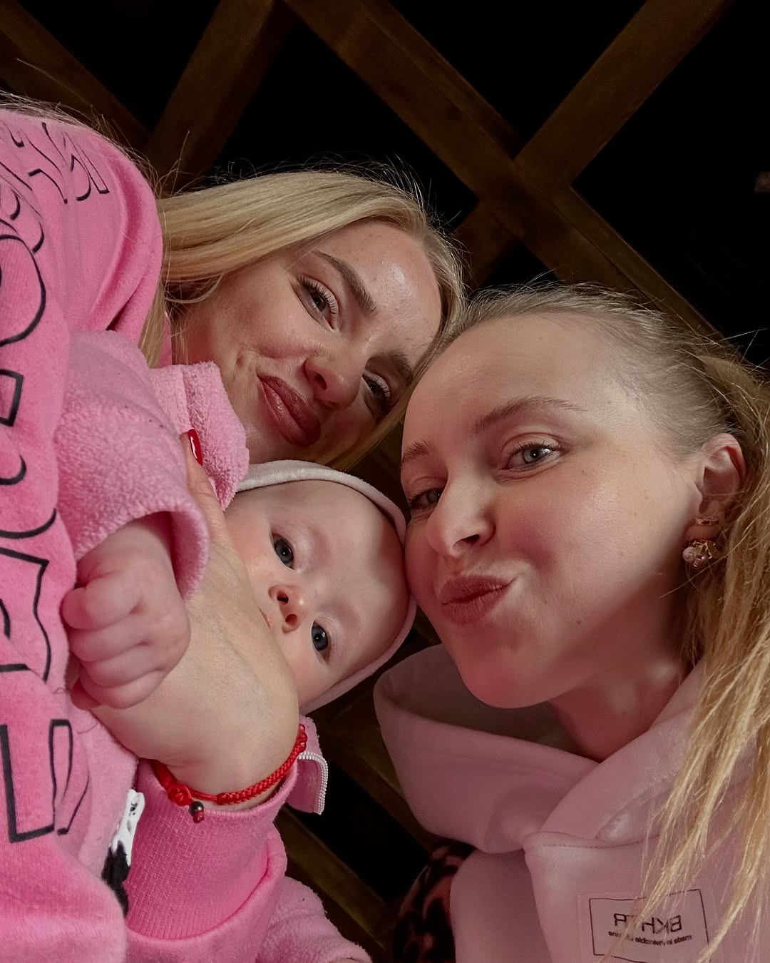 Зірка "Кріпосної" вперше показала обличчя 4-місячної доньки: на кого вона схожа