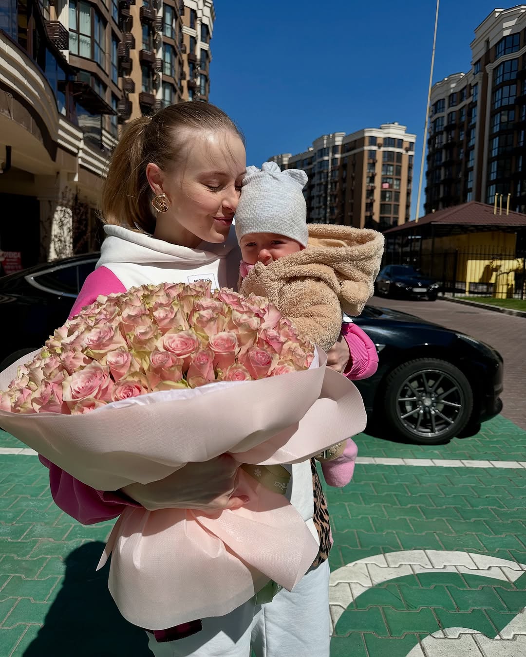 Зірка "Кріпосної" вперше показала обличчя 4-місячної доньки: на кого вона схожа