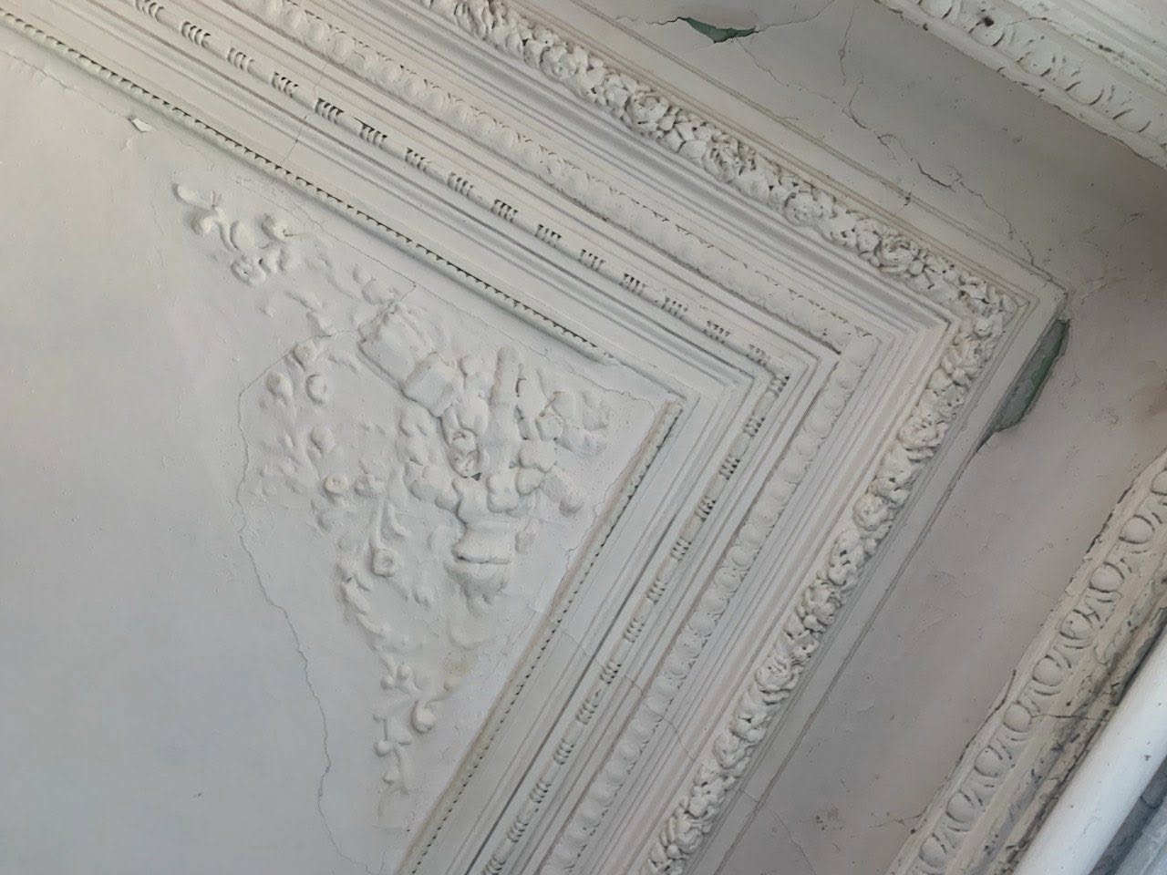 В Киеве во время "реставрации" уничтожили интерьеры памятника XIX века на Андреевском спуске