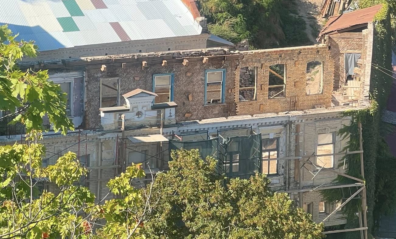 В Киеве во время "реставрации" уничтожили интерьеры памятника XIX века на Андреевском спуске