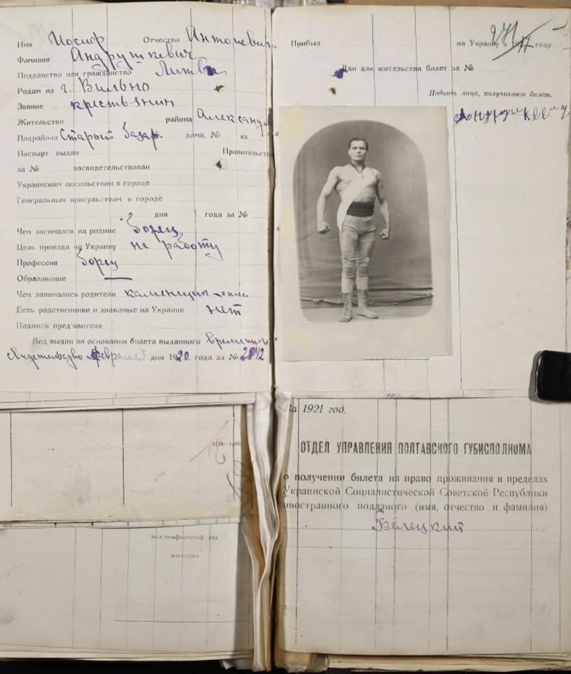 Хоть на аватарку, хоть на паспорт: старинные фото для документов вызвали восторг в сети