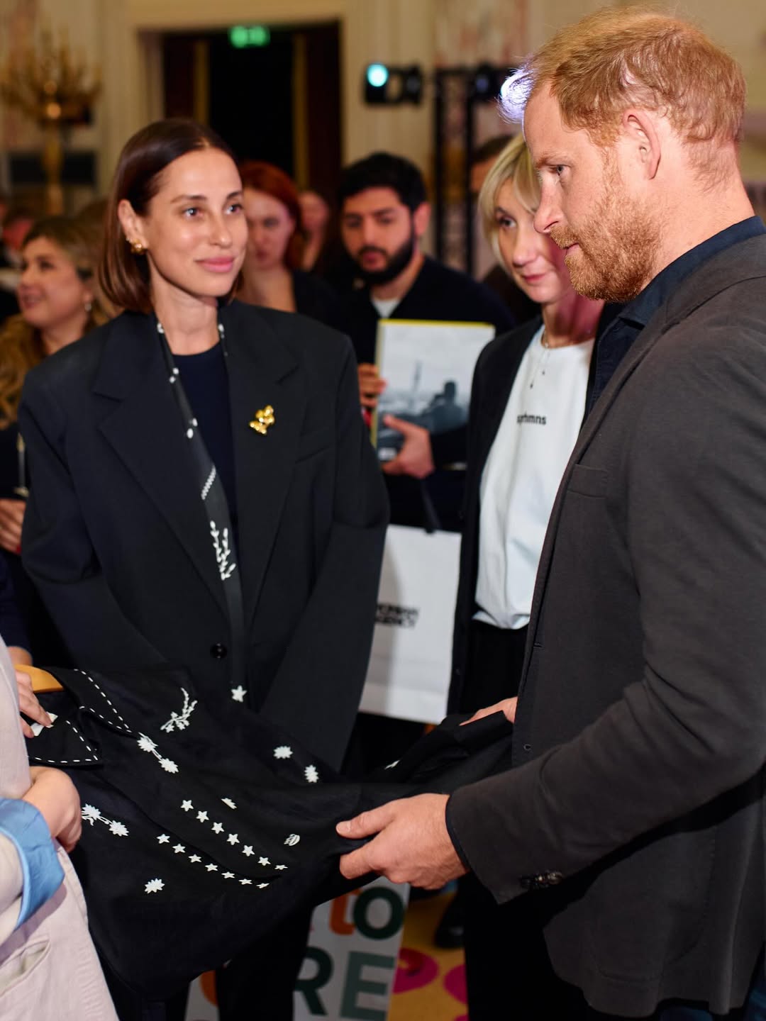 Принцу Гаррі подарували вишиванку від бренду, який носить Зеленська (фото)