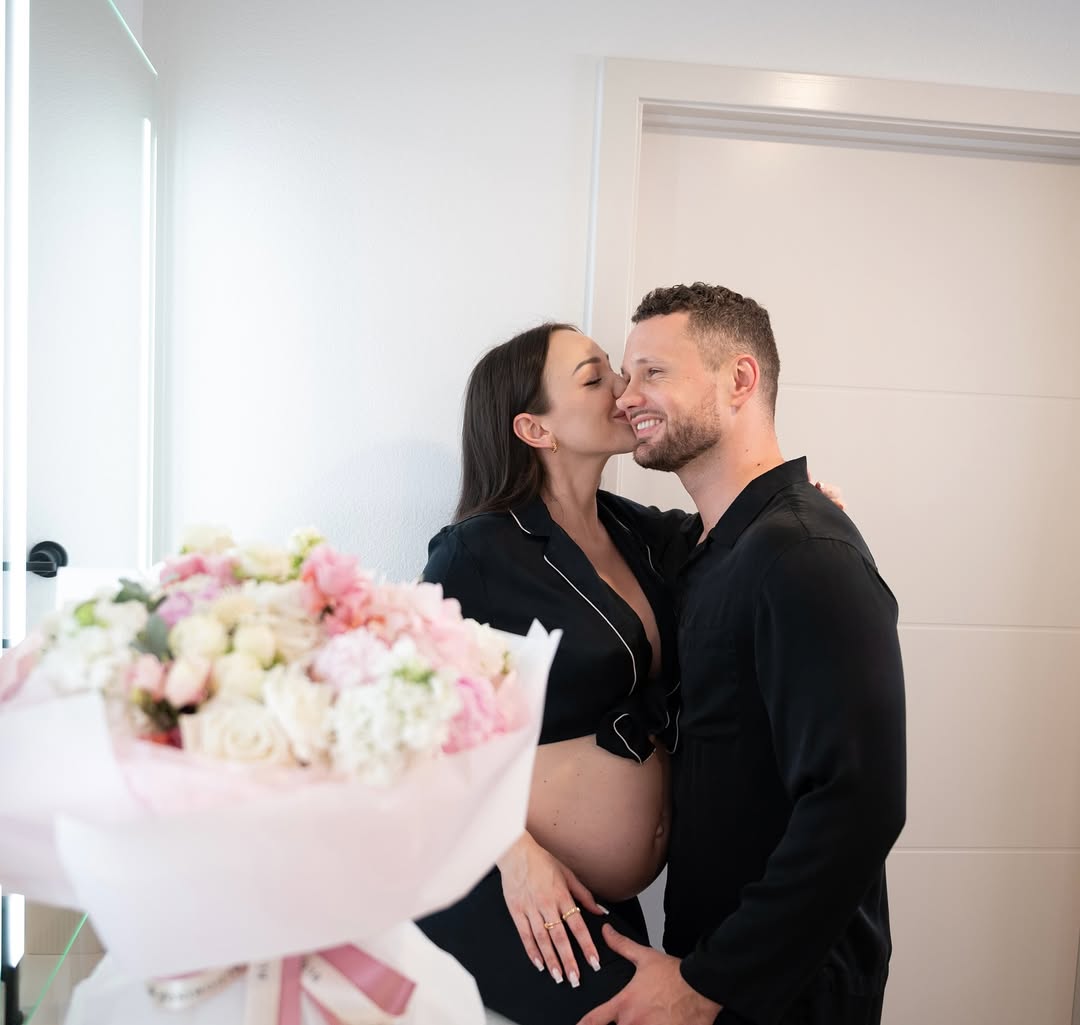 Зірка "Холостяка" вперше стала мамою: ніжні фото з пологового