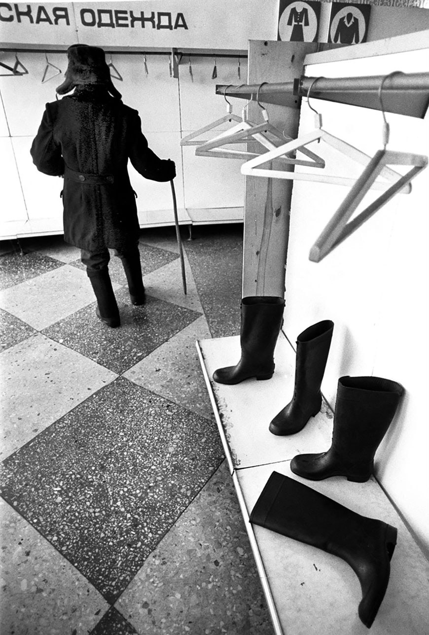 Всплыли запрещенные фото времен СССР, на которых люди дерутся за еду и одежду