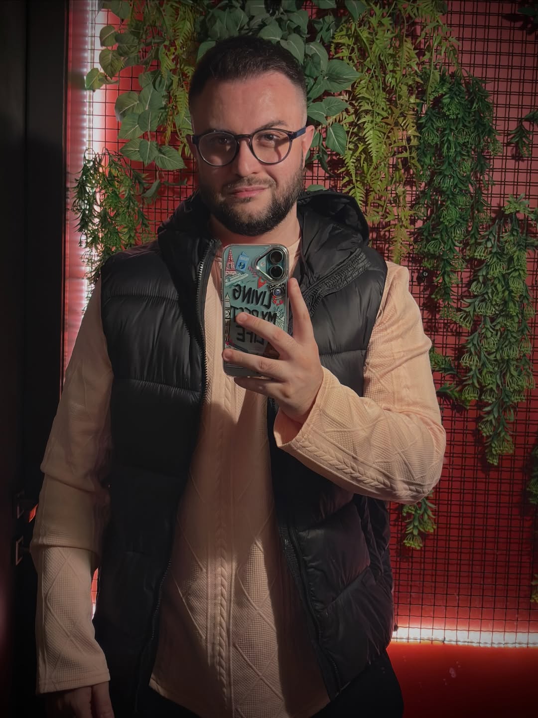 Мобілізували чи втік? У мережі обговорюють раптове зникнення відомого українського блогера