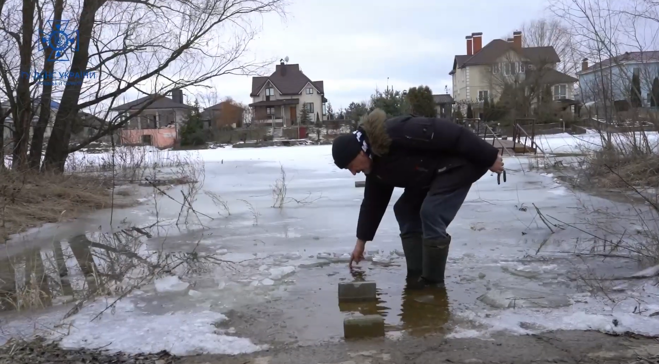 Українські рятувальники показали, як борються із "крижаними заторами": вражаюче відео