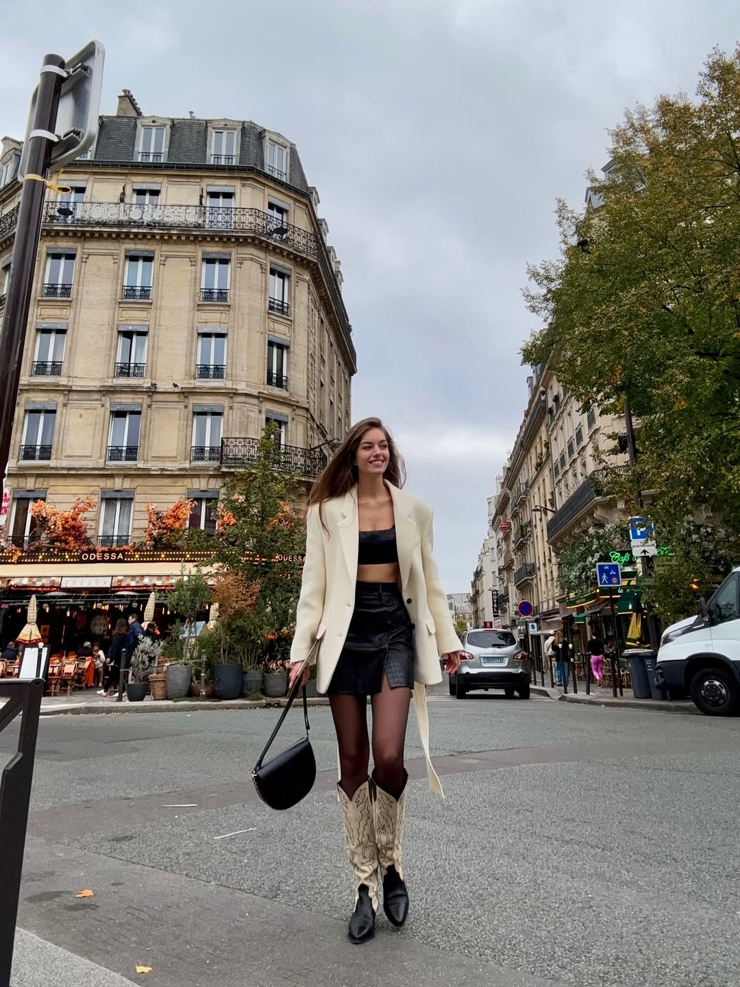 В трендових чоботах: колишня Комарова зачарувала вуличним аутфітом (фото)