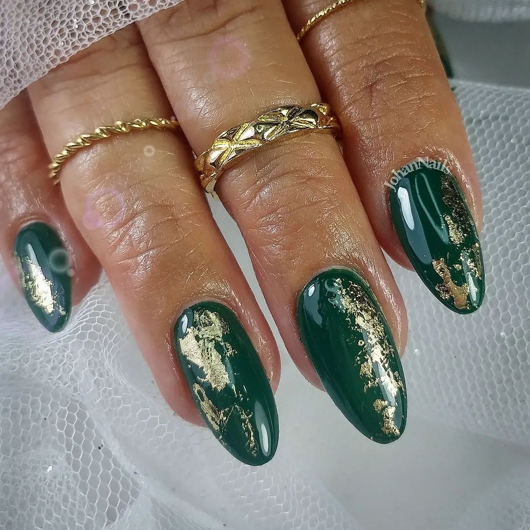 Який колір манікюру вибрати на Новий рік 2025: щасливий та модний відтінок на свято