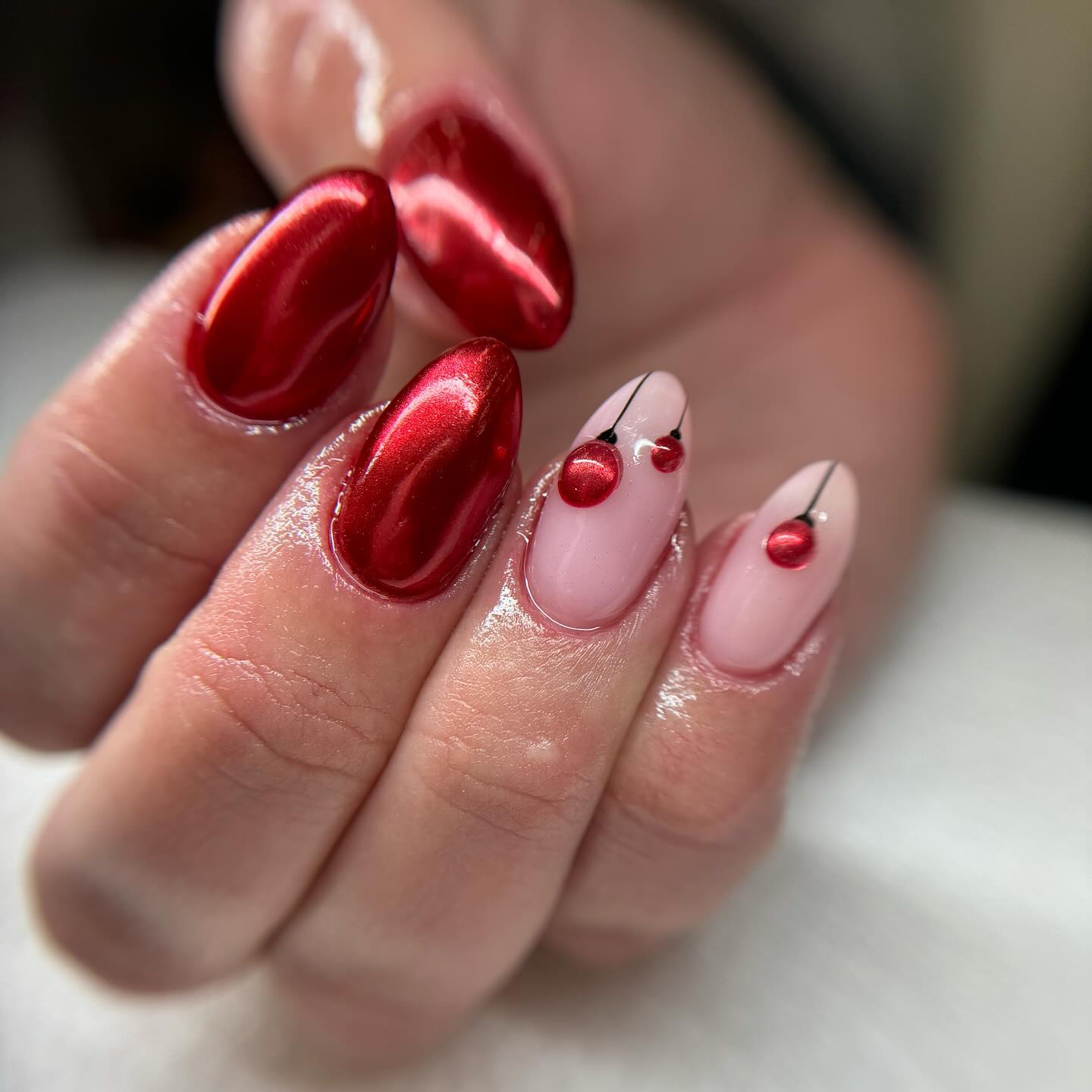 Червоний манікюр - розкішний варіант до Різдва та Нового року: добірка святкових дизайнів