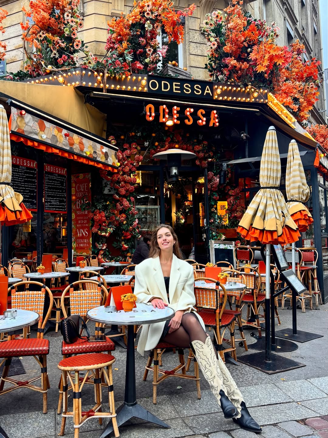 В трендових чоботах: колишня Комарова зачарувала вуличним аутфітом (фото)