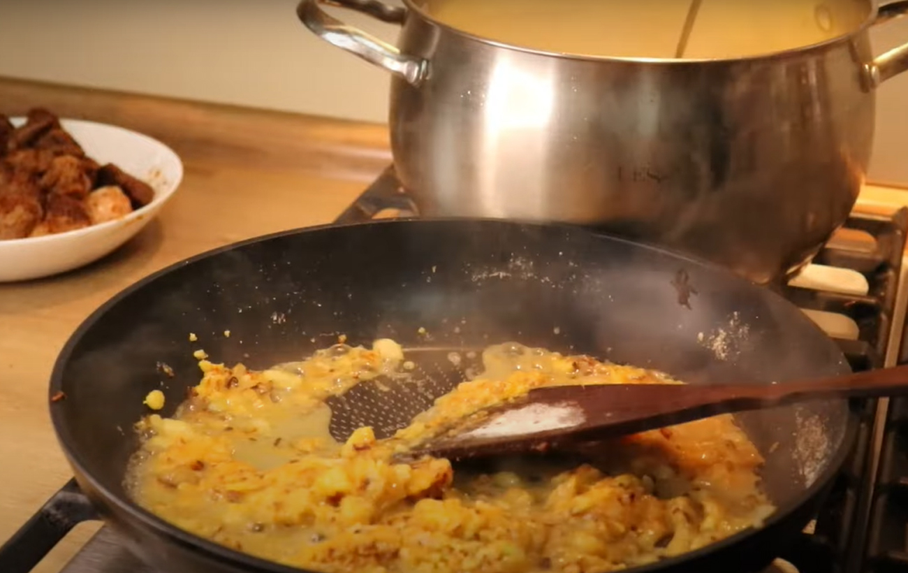 Сытный ужин из простых продуктов: рецепт жаркого с мясом и картофелем