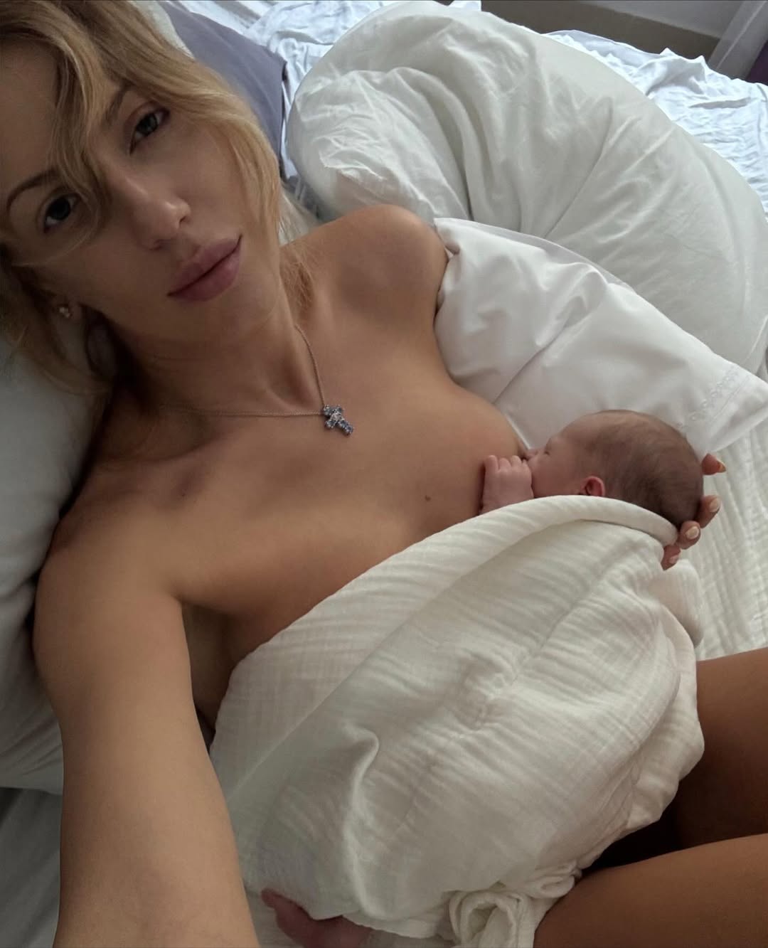 Коханий-воїн Лесі Нікітюк показав романтичне фото з ведучою на відпочинку в Карпатах