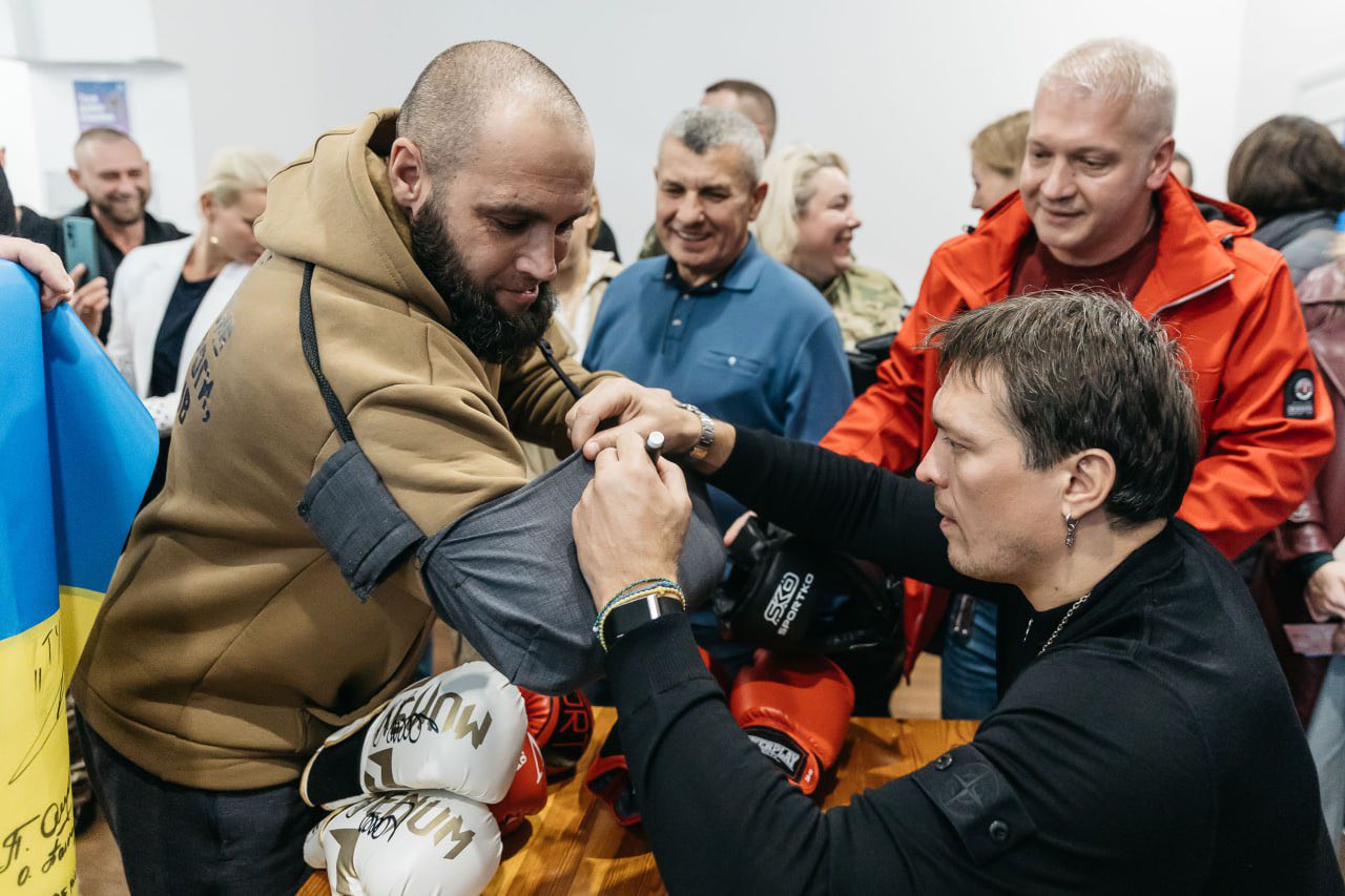 Усик приїхав до поранених поліцейських: зворушливі моменти потрапили на відео